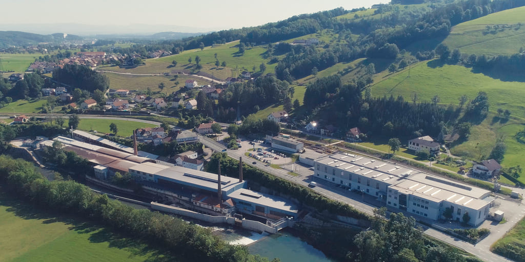Luftaufnahme der Fabrikanlage von Voestalpine BÖHLER Profil inmitten grüner Landschaft