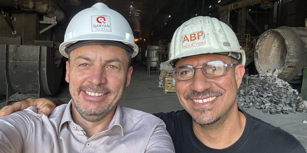 Alexander Keller, Head of System Sales bei ABP Induction, mit Ahmed Rizk von Al Qaryan Steel. Für das Foto haben die beiden ihre Helme getauscht.