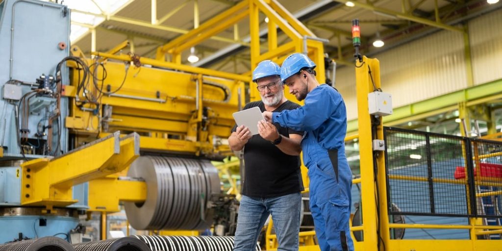 Das Bild zeigt Mitarbeiter von Thyssenkrupp Materials Processing Europe, Teil von Thyssenkrupp Materials Services, bei der Verarbeitung. Das Unternehmen hat einen Liefervertrag mot Stegra abgeschlossen.