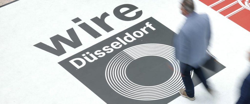 Menschen auf Messe in Düsseldorf, genauer: zur Wire 2026