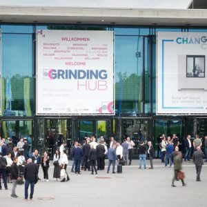 Publikum bei der GrindingHub-Messe Stuttgart, Fachleute aus der Stahlindustrie.