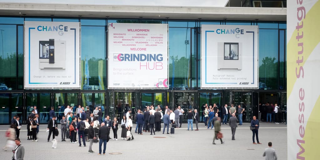 Publikum bei der GrindingHub-Messe Stuttgart, Fachleute aus der Stahlindustrie.