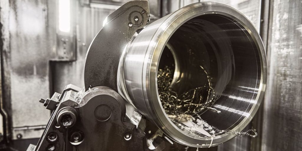 Präzisionsbearbeitung von Stahlrohr in industrieller Umgebung. Der Standortverkauf in den USA folgt der Konzernstrategie.