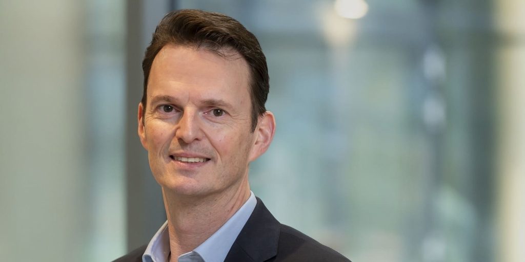 Geschäftsmann lächelt vor Bürohintergrund, es ist Dr. Marco Richrath, Thyssenkrupp Steel Europe.