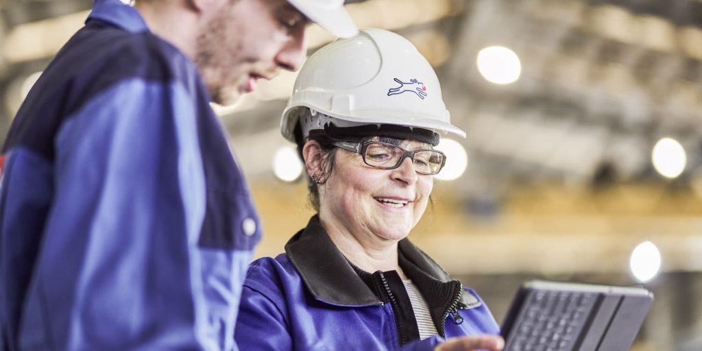 Mitarbeiter von Klöckner & Co. Der Stahlhändler wird von Worthington Steel übernommen,