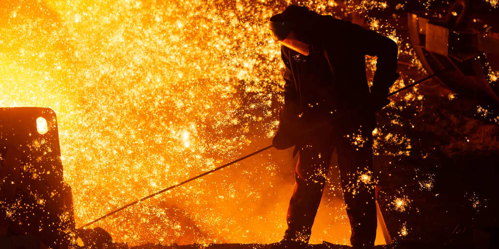 Arbeiter in Stahlfabrik, Funken sprühen: Die Stahlproduktion Deutschland 2025 ist zu niedrig.