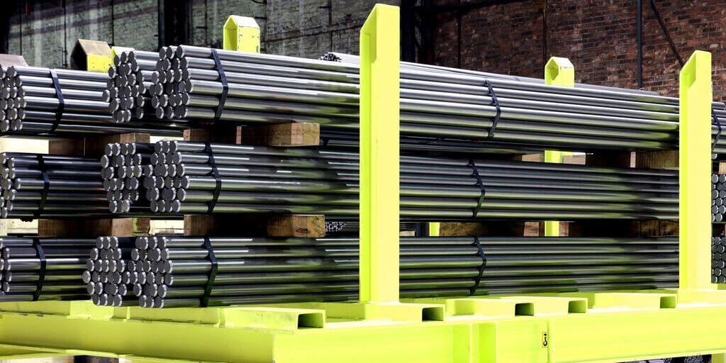 Das Bild zeigt Stahlstangen auf Lager in einer Fabrikhalle. Die Weiterverarbeitungsaktivitäten der Saarstahl-Gruppe sind im Saarland unter der Marke „Saarstahl Precision“ gebündelt. Saarstahl Precision entwickelt und produziert hochwertige Draht-, Stab- und Kaltbandprodukte für anspruchsvolle Anwendungen.