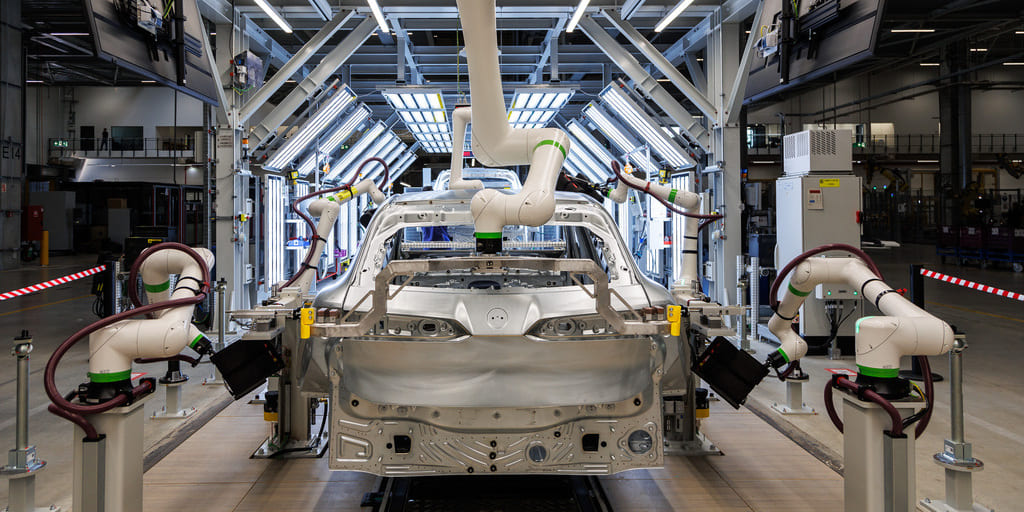 Rohkarosse eines BMW iX3 – „Bluemint recycled“ wird für ausgewählte Außenhautteile verwendet.