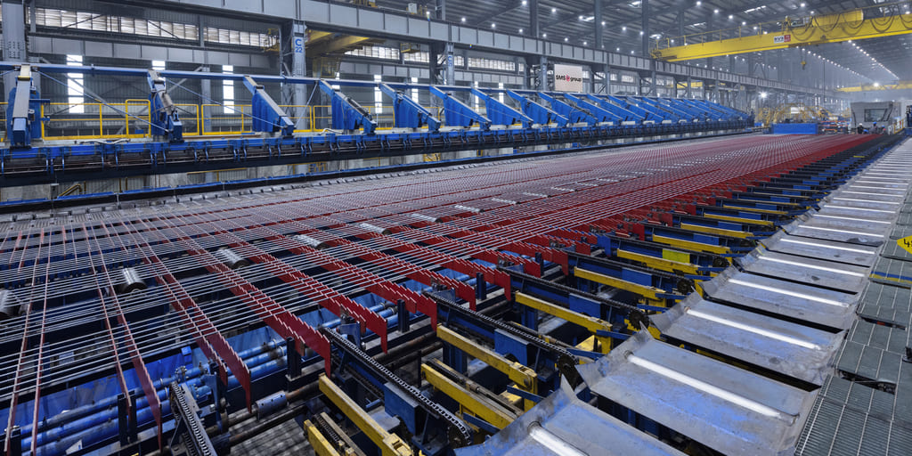 Das neue High-Speed-Walzwerk der SMS group steigert Kapazität und Marktflexibilität bei Kalyani Ispat. Das Bild zeigt ein HSD-Ausgabesystem, installiert in einer vergleichbaren Hochgeschwindigkeits-Betonstahlstraße.