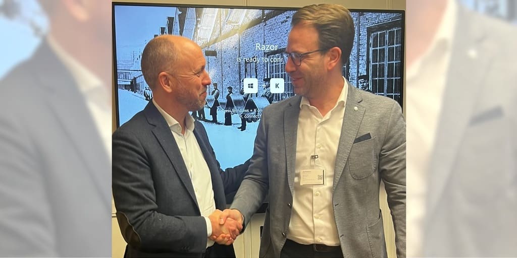 Das Foto zeigt zwei Führungskräfte von Alleima und Stahl Krebs. Die Unternehmen kooperieren bzgl. Messerstahl.