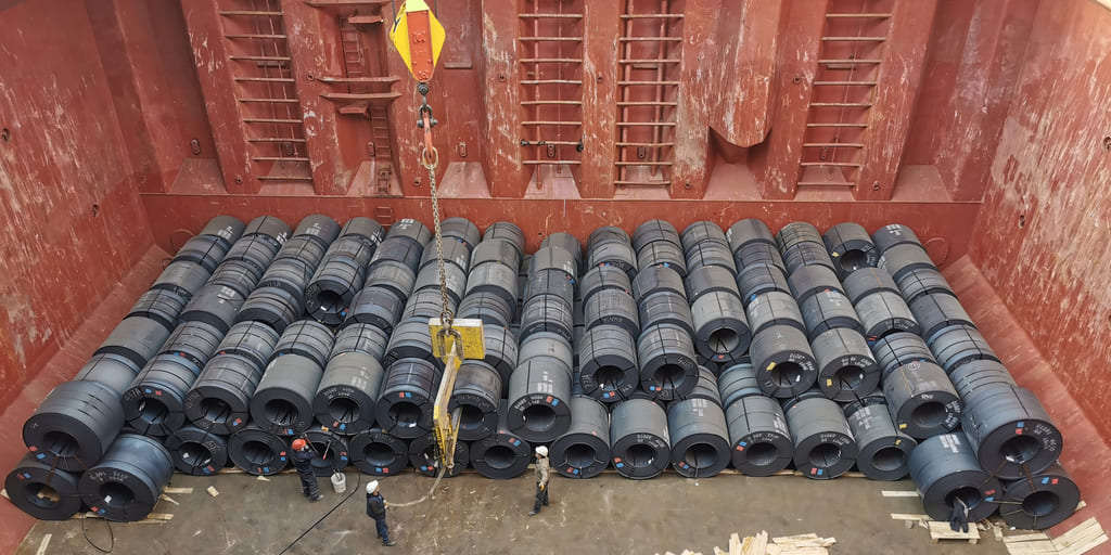 Warmgewalzte Stahlcoils im Frachtraum Hafen – Kontextbild zu US-Zölle auf EU-Stahl