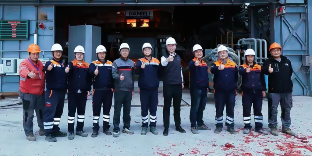 Arbeiter von Changling Special Steel vor neuem Zerobucket-Elektrolichtbogenofen