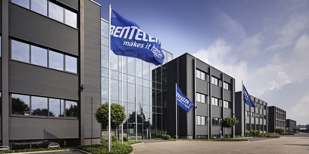 Gebäude mit BENTELER-Flaggen. Casper Benteler hat jetzt die Anteile auf sich vereint.