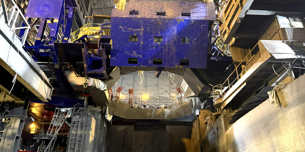 Installationsarbeiten während der Modernisierung des EAF von Çolakoğlu Metalurji durch Primetals Technologies.