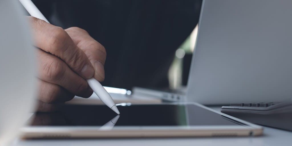 Digitale Vertragsunterzeichnung als Symbol für die Kontrolle über Klöckner