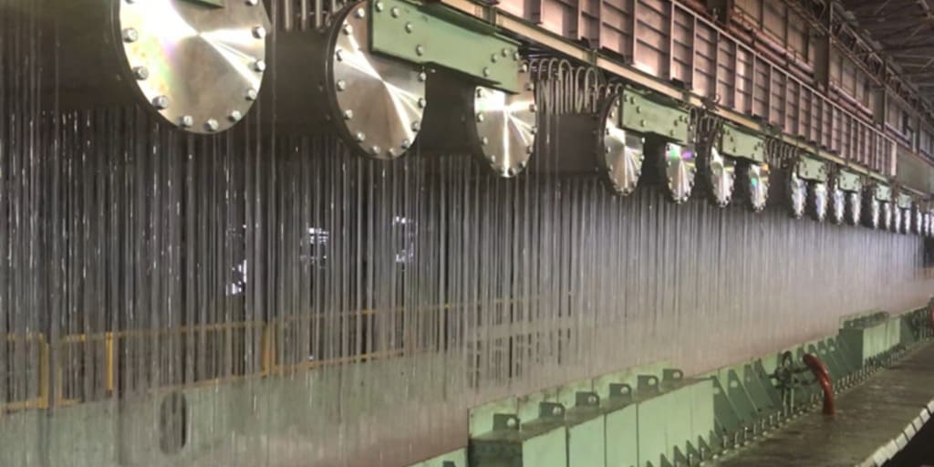 Voestalpine Stahl lässt sich die Warmbandstraße in Linz von Primetals modernisieren. Das Bild zeigt die Laminarkühlstrecke in der Warmwalzanlage der Voestalpine Stahl GmbH.