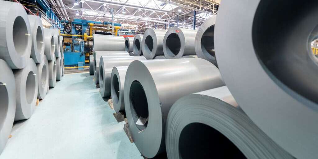 Die Werke von Thyssenkrupp Electrical Steel in Gelsenkirchen und Isbergues stellen kornorientiertes Elektroband her – ein Schlüsselmaterial für Transformatoren in Umspannwerken und Windkraftanlagen. Aufgrund der sich weiter verschärfenden Importkrise reagiert Thyssenkrupp Steel mit weiteren Produktionskürzungen. Daher wird der Standort Isbergues von Juni bis September geschlossen.