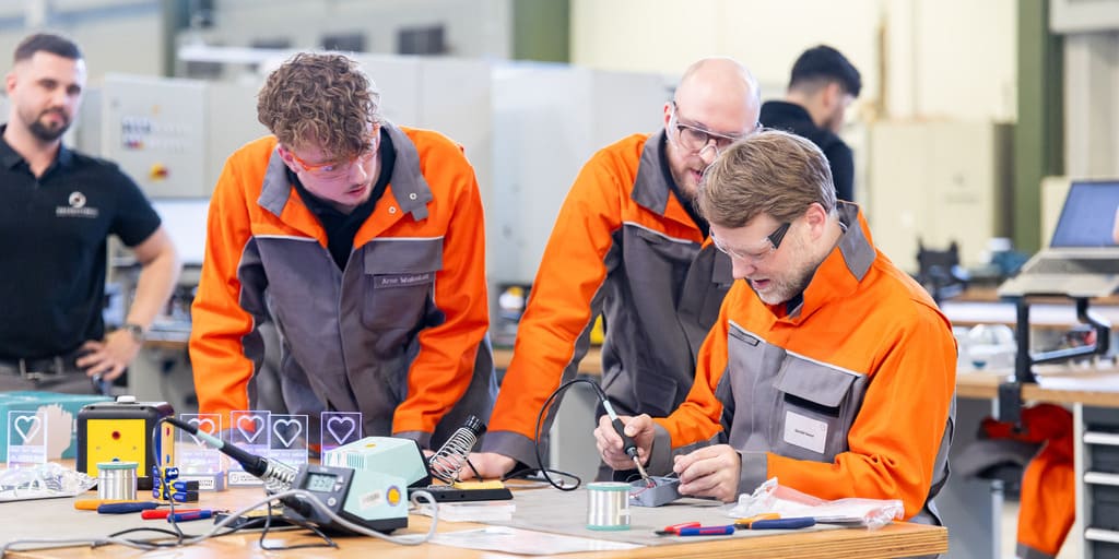 Niedersachsens Finanzminister Gerald Heere arbeitet unter Anleitung eines Auszubildenden der Salzgitter AG im Elektrobereich der Ausbildungswerkstatt des Unternehmens.