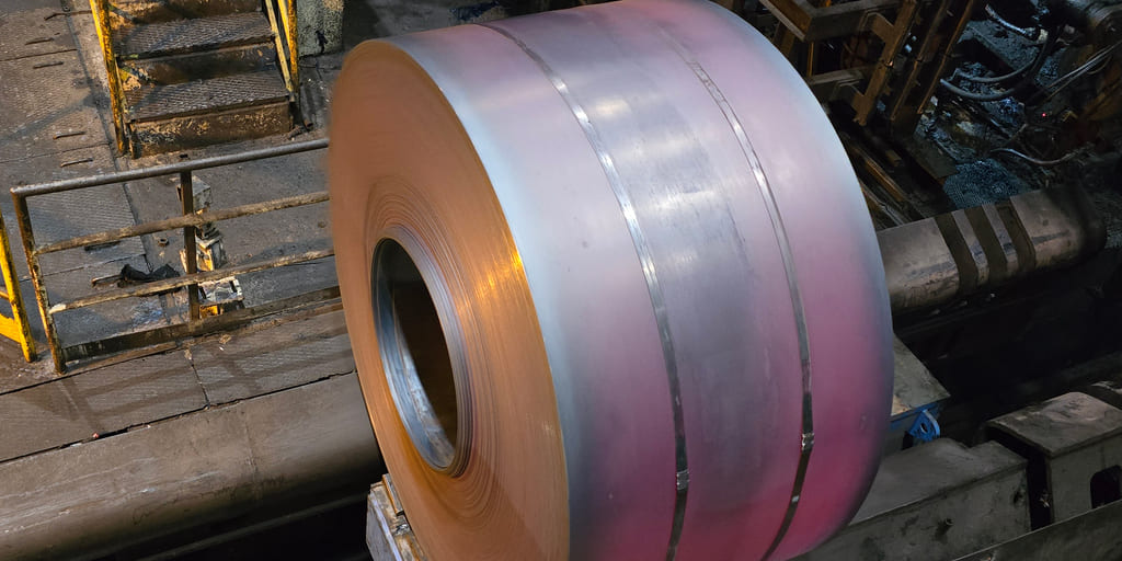 Der erste Coil, der durch das von Primetals Technologies modernisierte Automatisierungssystem im Warmwalzwerk produziert wurde.