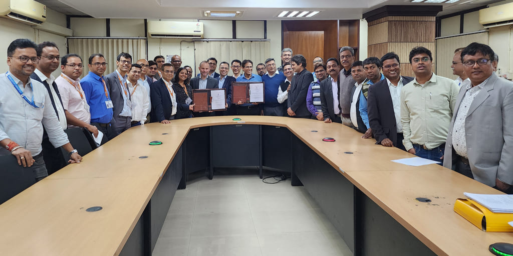 Primetals Technologies wird eine Pelletieranlage, drei Pfannenöfen und zwei RH-Entgaser an SAIL IISCO liefern. Das Foto zeigt Vertreter beider Unternehmen bei der Vertragsunterzeichnung für das Greenfield-Projekt.