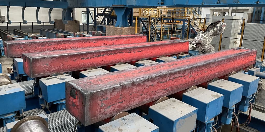 Die CCM#12 für Xiangtan repräsentiert die Referenzanlage der SMS group für die weltweit größten Vorblockformate auf einer Kreisbogenanlage und liefert hochwertige SBQ-Vorblöcke für die Automobilindustrie und den Bereich der erneuerbaren Energien).