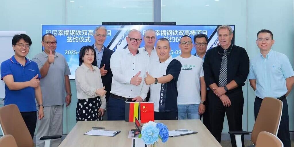 Foto der Vertragsunterzeichnung zum Deal SMS group und Bahagia Steel (von links nach rechts): Zhou Yinglei, Vice President Long Products SMS group China; Xin Wei, Electrics & Automation SMS group China; Wei Juan, Electrics & Automation, SMS group China; Stephan Feldhaus, Executive Vice President Long Products; Peter Langner, CEO von SMS group China; Christoph Stappenbeck, Vice President Electrics & Automation SMS group China; Huang Qinghai, Purchasing Manager von Xiamen Hengjietong; Xu Haijun, Technical Manager von Xiamen Hengjietong; Wang Guoshun, Long Products SMS group China; Stefano Cantarutti, Long Products SMS group China; Hou Liguang, Long Products SMS group China