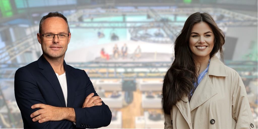 Das Bild zeigt eine Montage von Stahlblogger Heinz Peter Pülzl und Isabelle Wermke vom Handelsblatt. Im Hintergrund ist unscharf eine Montage aus dem Vorjahr zu sehen. Es geht um die Jahrestagung Zukunft Stahl 2026.