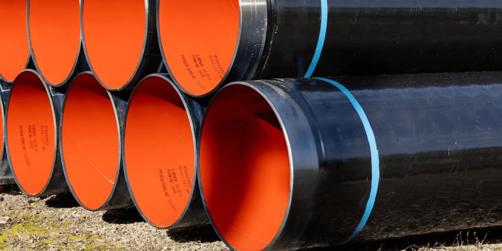 Das Bild zeigt Stahlrohre gestapelt. Die Salzgitter AG liefert Mannesmann-Rohre für das Wasserstoffkernnetz und für grünen Stahl.