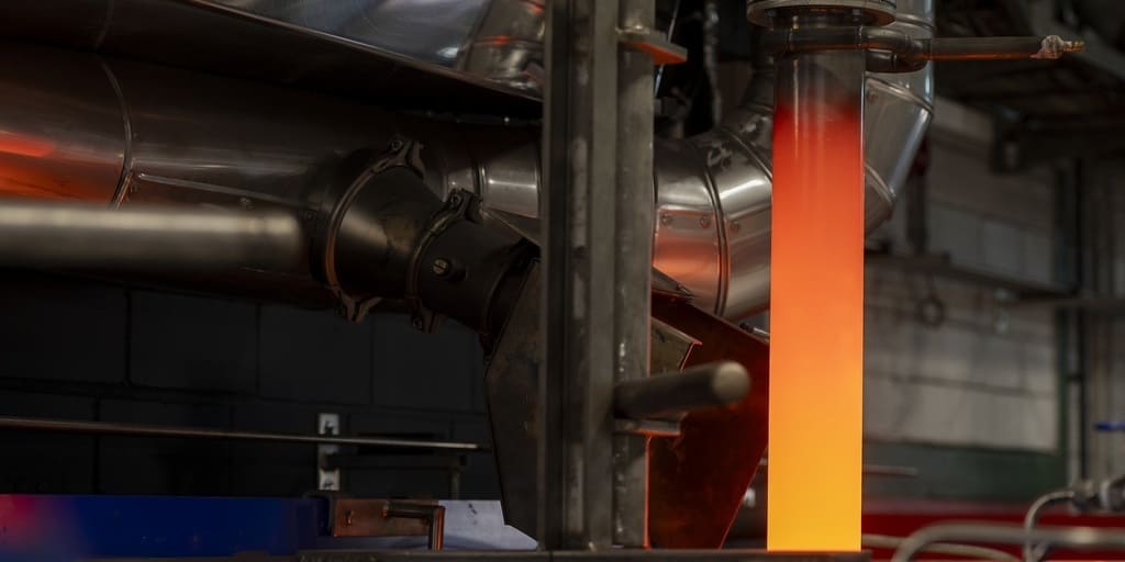 Blick ins Hochofenlabor von Thyssenkrupp Steel: In den Retorten werden Pellets und Stückerz zunächst unter Stickstoff aufgeheizt und anschließend unter Reduktionsgas geprüft – eine Grundlage für Untersuchungen unter wasserstoffreicher Atmosphäre im neuen DR-Labor.