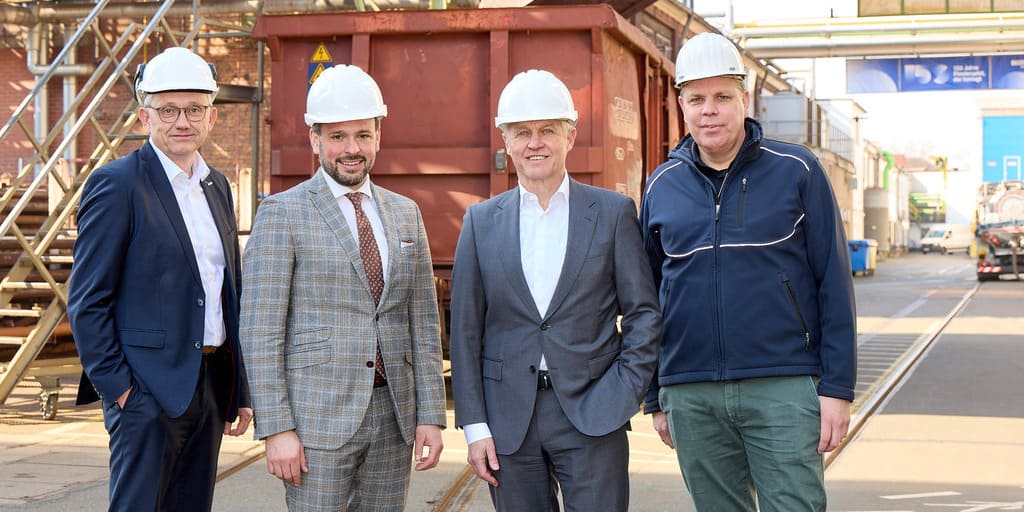 Die Rohrherstellung bei Benteler wächst durch einen Ausbau. Das Bild zeigt die Führung mit Helmen vor Ort.