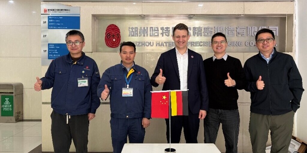 Mitarbeiter von SMS group und Huzhou Hatebur nach der Vertragsunterzeichnung (v.l.n.r.) Shen Jianqiang, Chen Huiyan, Tobias Leiting, Ding Zongxu, Xu Liang