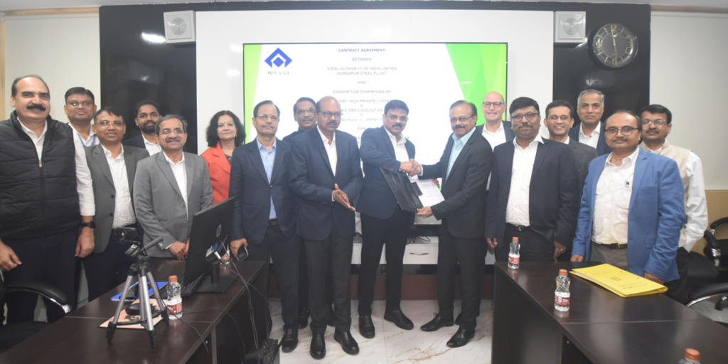 Die SMS group erhält einen Auftrag zur Modernisierung der SMS Concast-Gießmaschinen im Stahlwerk SAIL Durgapur. Das Bild zeigt die Verhandlungspartner beider Unternehmen bei der Vertragsunterzeichnung.