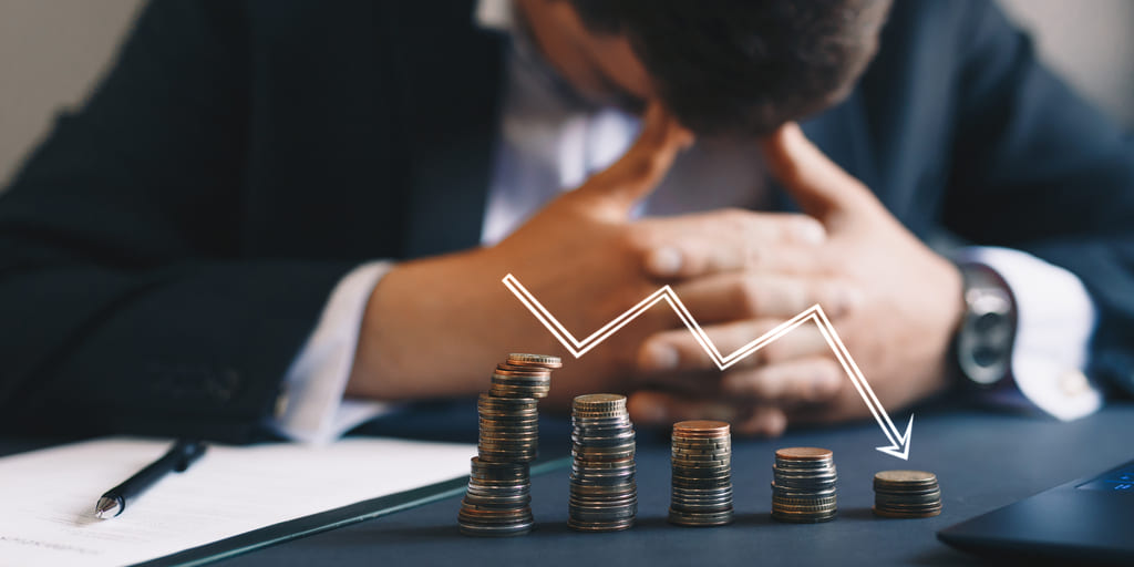 Der IWH-Insolvenztrend zeigt den höchsten Wert seit 2005 an. Das Bild zeigt einen depressiven Geschäftsmann.