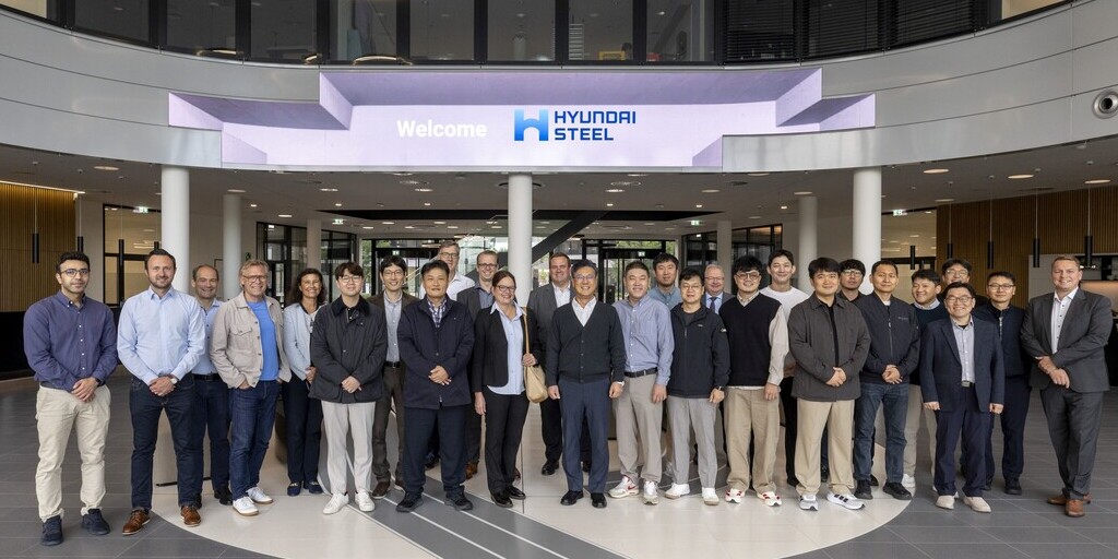 HYUNDAI-POSCO Louisiana Steel setzt für sein neues Greenfield-Stahlwerk in den USA auf Walzwerkstechnologie der SMS group. Das Bild zeigt Mitarbeiter der SMS group und eine Delegation von Hyundai Steel auf dem SMS Campus in Mönchengladbach.