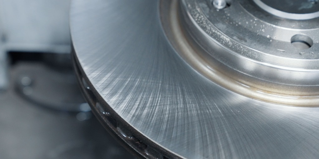 Das Bild zeigt den Kreuzschliff einer hartstoffbeschichteten Bremsscheibe. Die Firma Nagel Technologies, von der das Bild stammt, ist Aussteller auf der GrindingHub 2026.