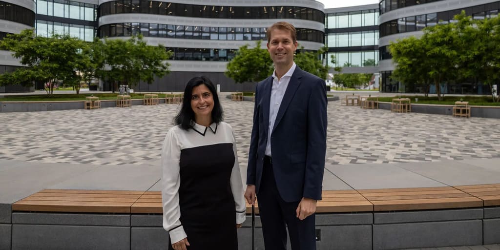 Fabiola Fernandez und Jochen Burg freuen sich über ein besseres operatives Ergebnis bei SMS