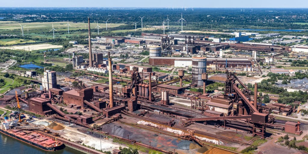 Das Bild zeigt eine Luftbildaufnahme von ArcelorMittal Bremen. EDF Power Solutions wird dort einen Batteriespeicher mit 25 Megawatt Leistung und 50 Megawattstunden Kapazität betreiben.