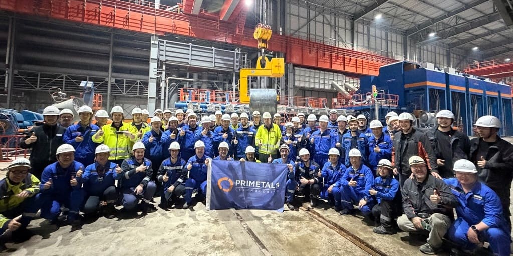 Das Team von Primetals Technologies feiert die erste Coil-Produktion an der Arvedi-ESP-Anlage von Zhongshou Special Steel.
