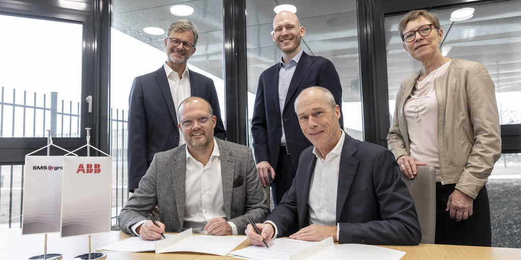 SMS und ABB wollen gemeinsam FC Mold X nach vorn bringen. Das Bild zeigt in der ersten Reihe: Ola Norén, Head of Metallurgy, ABB (links), und Dr. Jochen Wans, VP of Casting Flat, SMS group. In der zweiten Reihe sind von links nach rechts zu sehen: Lothar Fischer, Casting Flat, SMS group; Carl Almeby, Sales Manager for northern & western Europe for ABB Metallurgy; Eva Wadman, Industrial Automation Measurement & Analytics Västerås, Sweden)