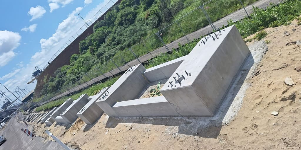 Betonfundamente auf einer Baustelle als möglicher Anwendungsfall für Stahlschlacken in kohlenstoffarmen Zement- und Betonlösungen.