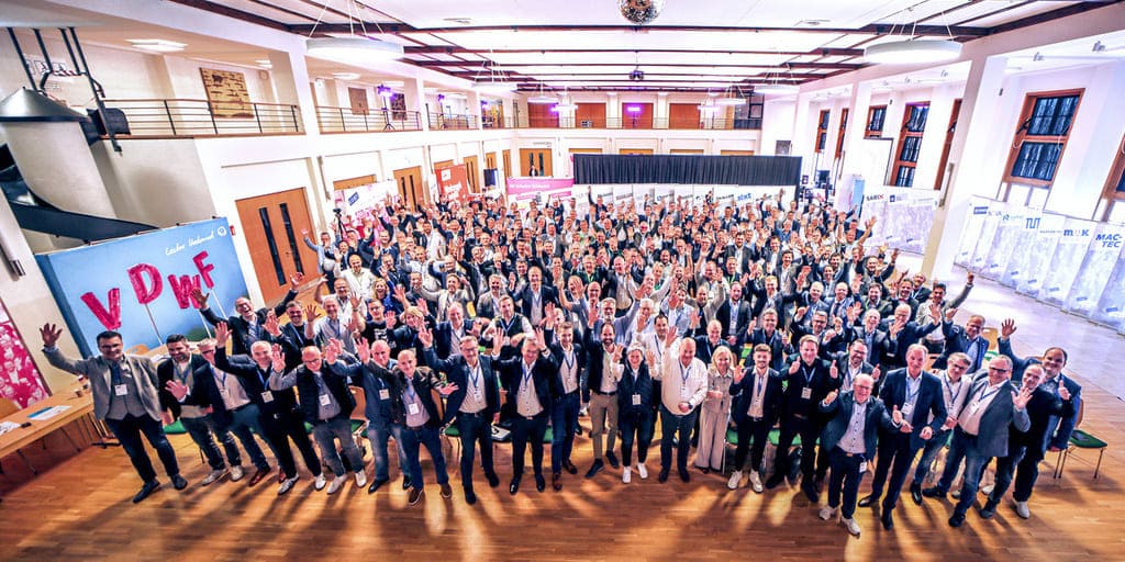 Die zum Gruppenfoto im Tagungssaal versammelten rund 200 Teilnehmer der VDWF-Hauptversammlung 2026