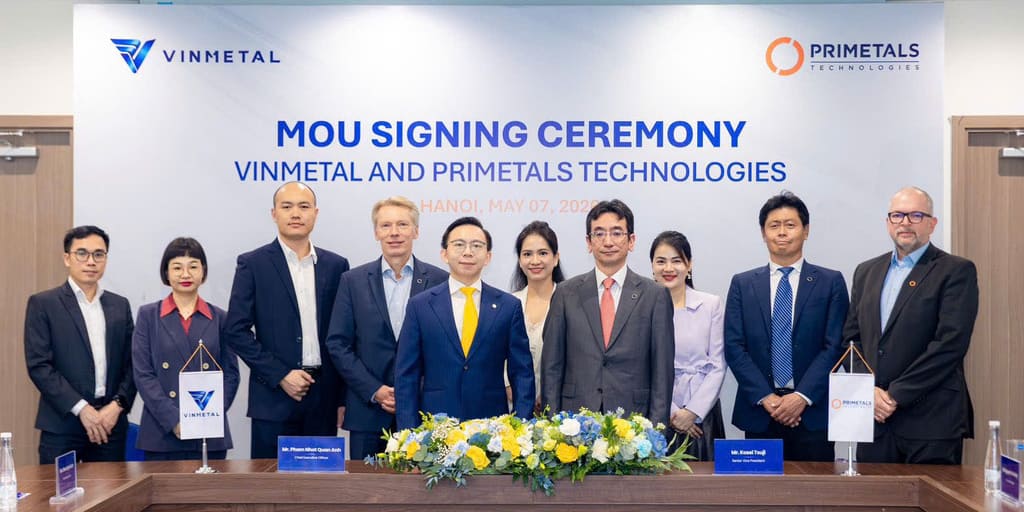 Das Bild zeigt Damen und Herren von VinMetal und Primetals Technologies im Rahmen einer „Signing Ceremony“