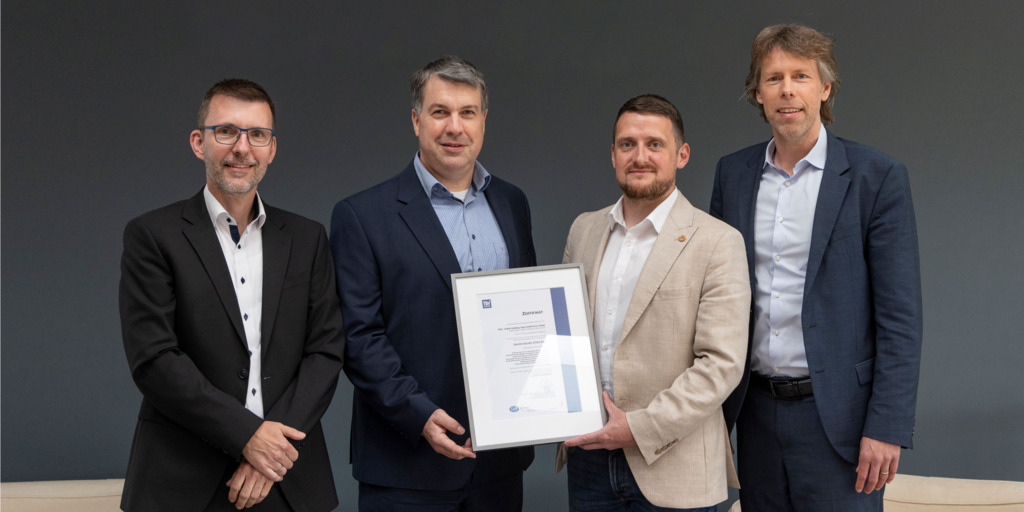 Offizielle Übergabe der Zertifikatsurkunde im Rahmen der ISO/IEC 27001-Zertifizierung am 21. April 2026 (von links nach rechts): Stephan Drautz, Leiter SHS IT & Digitalisierung, Daniel Kastner, Leiter Informationssicherheit und Informationssicherheitsbeauftragter der SHS-Gruppe, Thomas Welsch, TÜV Saarland, und CFO Jonathan Weber.