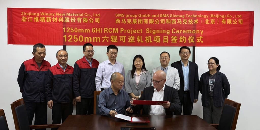 Vertreter von Winjoy und SMS group bei der Vertragsunterzeichnung zur Modernisierung eines Kupferwalzwerks in China (v.l.n.r.), vordere Reihe: Wang Jianli, Chairman, Winjoy; Peter Langner, CEO der SMS group China. Hintere Reihe: Li Pu, Project Manager, Winjoy; Wang Deqiang, Equipment Director, Winjoy; Fu Hongqing, GM & Board, Winjoy; Liu Zhiwu, Board, Winjoy; Mao Lihua; Qu Xiong; Chu Xinfeng and Zhang Zhe