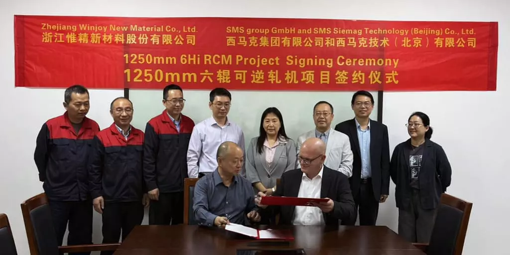 Vertreter von Winjoy und SMS group bei der Vertragsunterzeichnung zur Modernisierung eines Kupferwalzwerks in China (v.l.n.r.), vordere Reihe: Wang Jianli, Chairman, Winjoy; Peter Langner, CEO der SMS group China. Hintere Reihe: Li Pu, Project Manager, Winjoy; Wang Deqiang, Equipment Director, Winjoy; Fu Hongqing, GM & Board, Winjoy; Liu Zhiwu, Board, Winjoy; Mao Lihua; Qu Xiong; Chu Xinfeng and Zhang Zhe