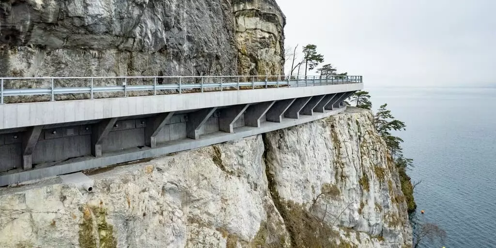 Mehr als 100 Top12-Anker sichern die sanierte Kantonsstraße zwischen Vitznau und Gersau dauerhaft im Fels über dem Vierwaldstättersee.