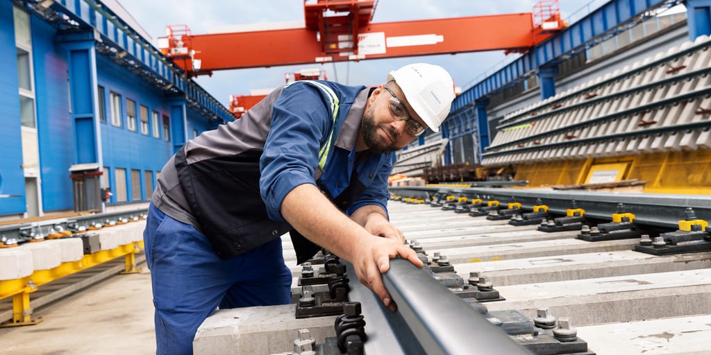 Für das europäische Bahnprojekt Rail Baltica liefert Voestalpine Railway Systems Hochgeschwindigkeitsweichen und digitale Monitoringsysteme.