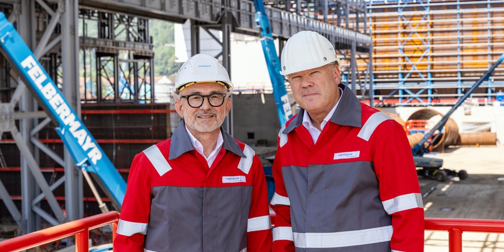 Die neue Elektrolichtbogenofenanlage in Donawitz soll 2027 in Betrieb gehen. Im Bild (v. l.): Herbert Eibensteiner und Franz Kainersdorfer auf der Baustelle des Projekts.