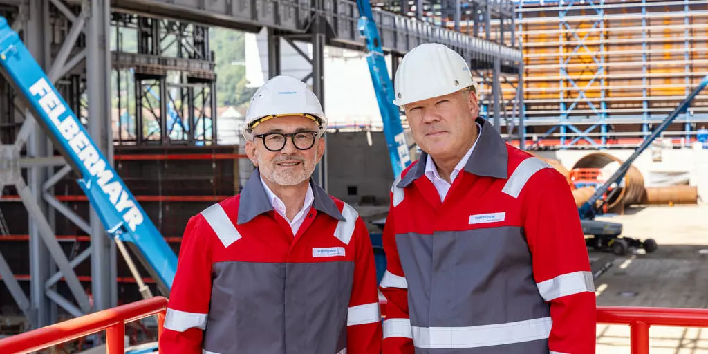 Die neue Elektrolichtbogenofenanlage in Donawitz soll 2027 in Betrieb gehen. Im Bild (v. l.): Herbert Eibensteiner und Franz Kainersdorfer auf der Baustelle des Projekts.