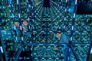Blick in den begehbaren Grid der Voestalpine Stahlwelt